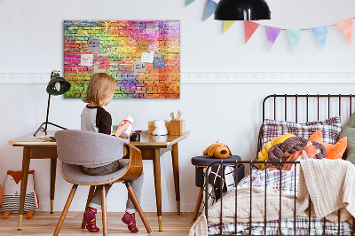 Pizarra magnética de pared con rotulador Una pared colorida con espacio para fotos.