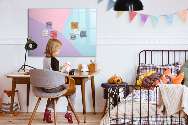 Pizarra magnética de pared con rotulador Un tablero colorido para notas y fotos.