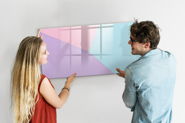 Pizarra magnética de pared con rotulador Un tablero colorido para notas y fotos.