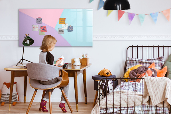 Pizarra magnética de pared con rotulador Un tablero colorido para notas y fotos.