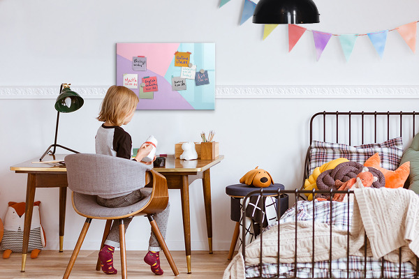 Pizarra magnética de pared con rotulador Un tablero colorido para notas y fotos.