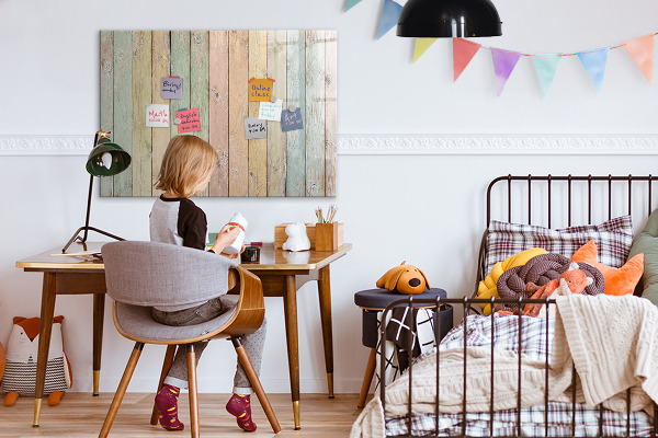 Pizarra magnética de pared con rotulador Un tablero colorido para fotos y notas.