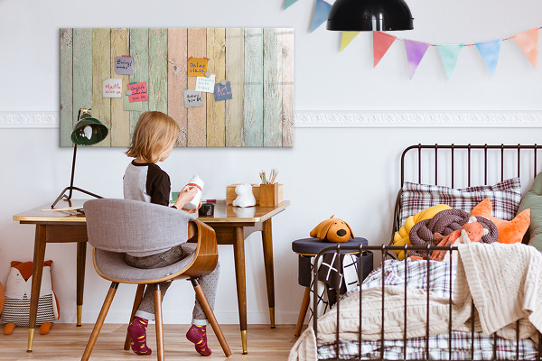 Pizarra magnética de pared con rotulador Un tablero colorido para fotos y notas.