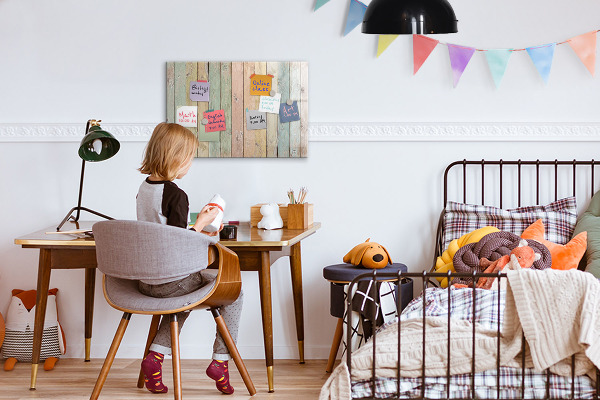 Pizarra magnética de pared con rotulador Un tablero colorido para fotos y notas.