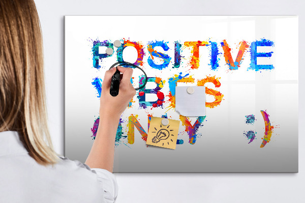 Pizarra magnética de pared con rotulador Vibraciones positivas con un estilo colorido