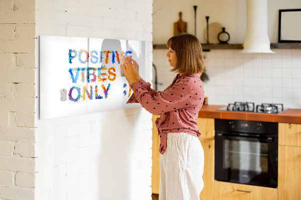 Pizarra magnética de pared con rotulador Vibraciones positivas con un estilo colorido