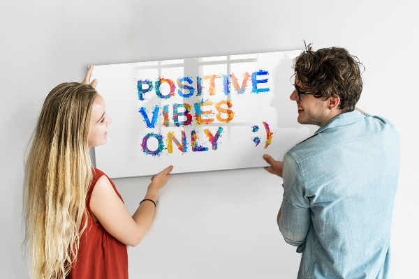 Pizarra magnética de pared con rotulador Vibraciones positivas con un estilo colorido