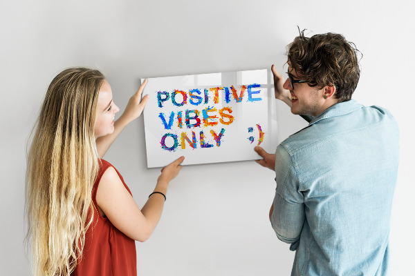 Pizarra magnética de pared con rotulador Vibraciones positivas con un estilo colorido