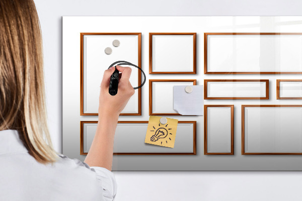 Pizarra magnética de pared con rotulador Un espacio creativo para recuerdos y fotos.