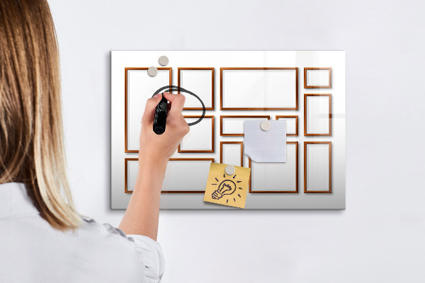 Pizarra magnética de pared con rotulador Un espacio creativo para recuerdos y fotos.