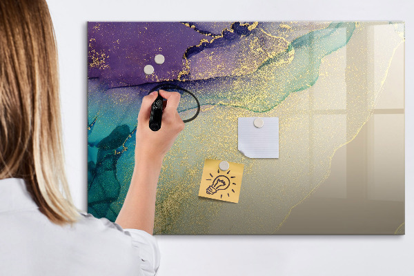 Pizarra magnética de pared con rotulador Un tablero colorido para notas y fotos.