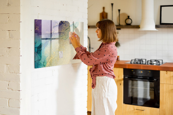 Pizarra magnética de pared con rotulador Un tablero colorido para notas y fotos.