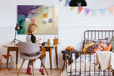 Pizarra magnética de pared con rotulador Un tablero colorido para notas y fotos.