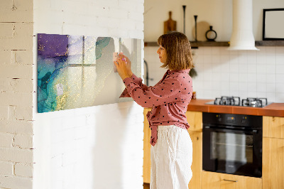 Pizarra magnética de pared con rotulador Un tablero colorido para notas y fotos.