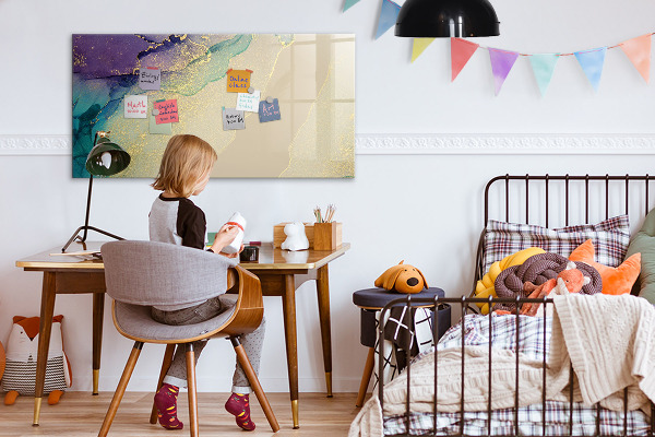 Pizarra magnética de pared con rotulador Un tablero colorido para notas y fotos.