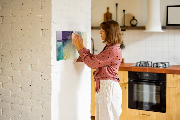 Pizarra magnética de pared con rotulador Un tablero colorido para notas y fotos.