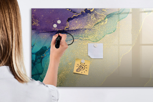 Pizarra magnética de pared con rotulador Un tablero colorido para notas y fotos.