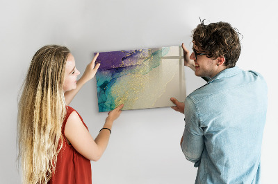 Pizarra magnética de pared con rotulador Un tablero colorido para notas y fotos.