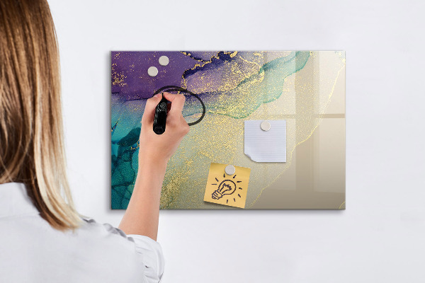 Pizarra magnética de pared con rotulador Un tablero colorido para notas y fotos.