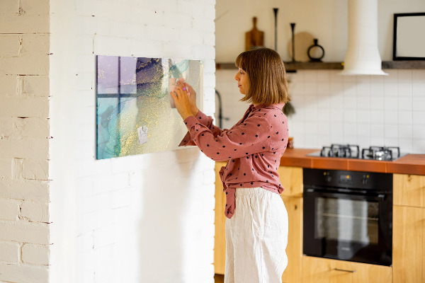 Pizarra magnética de pared con rotulador Un tablero colorido para notas y fotos.