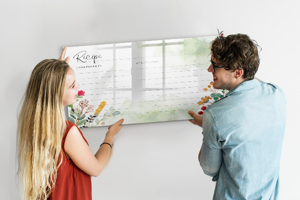 Pizarra magnética de pared con rotulador Un tablero creativo para recetas y recuerdos.