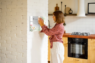 Pizarra magnética de pared con rotulador Un tablero creativo para recetas y recuerdos.