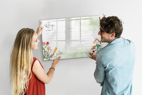 Pizarra magnética de pared con rotulador Un tablero creativo para recetas y recuerdos.