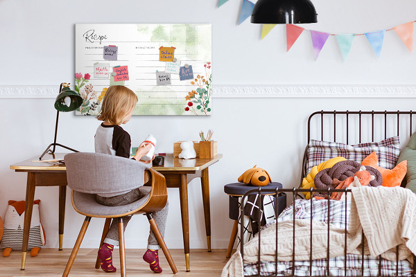 Pizarra magnética de pared con rotulador Un tablero creativo para recetas y recuerdos.