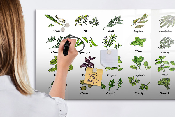 Pizarra magnética de pared con rotulador Hierbas y fotos en un mismo lugar.