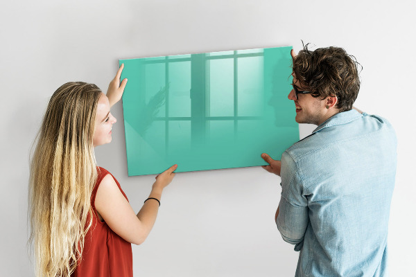 Pizarra borrable de cristal con imanes Un tablero colorido para notas y fotos.