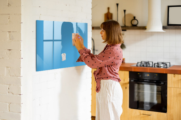 Pizarra magnética de pared con rotulador Un tablero colorido para notas y fotos.