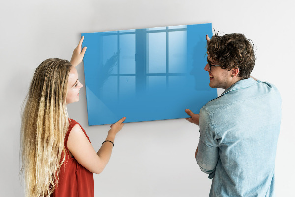 Pizarra magnética de pared con rotulador Un tablero colorido para notas y fotos.