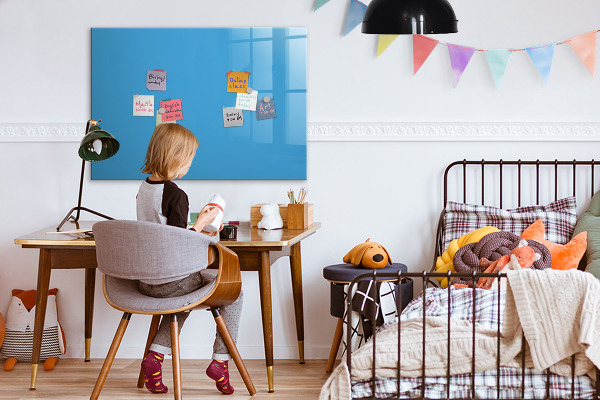 Pizarra magnética de pared con rotulador Un tablero colorido para notas y fotos.