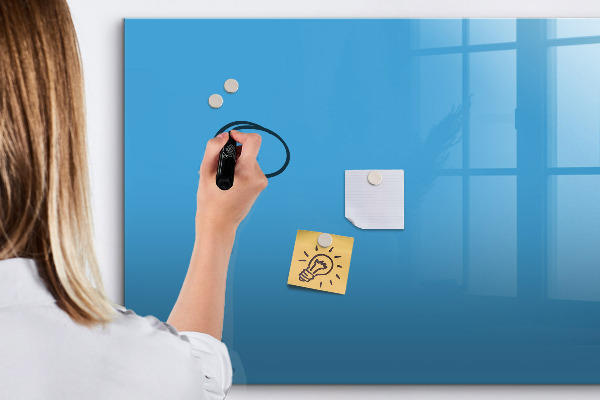 Pizarra magnética de pared con rotulador Un tablero colorido para notas y fotos.