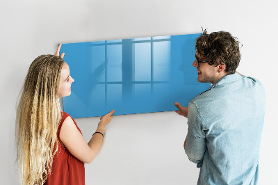 Pizarra magnética de pared con rotulador Un tablero colorido para notas y fotos.