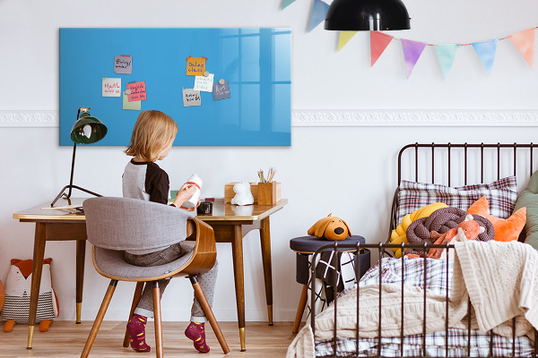 Pizarra magnética de pared con rotulador Un tablero colorido para notas y fotos.