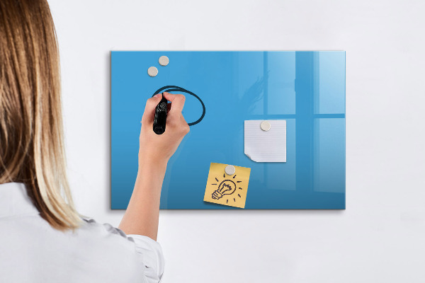 Pizarra magnética de pared con rotulador Un tablero colorido para notas y fotos.