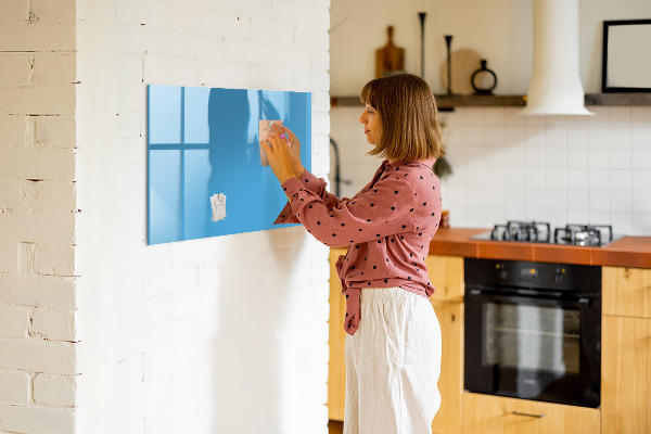 Pizarra magnética de pared con rotulador Un tablero colorido para notas y fotos.