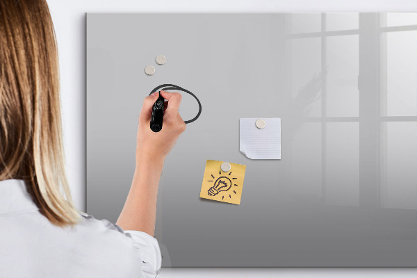 Pizarra magnética de pared con rotulador Un práctico tablero para notas y fotos.