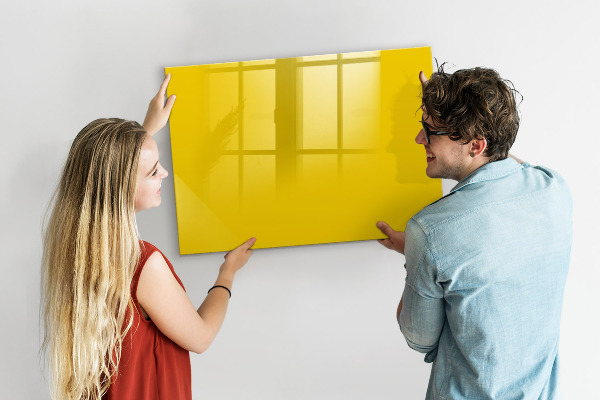 Pizarra magnética de pared con rotulador Un tablero colorido para notas y fotos.