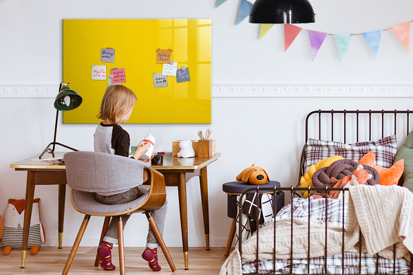 Pizarra magnética de pared con rotulador Un tablero colorido para notas y fotos.