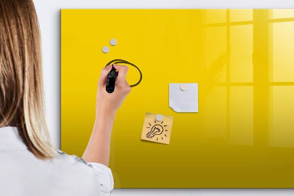 Pizarra magnética de pared con rotulador Un tablero colorido para notas y fotos.