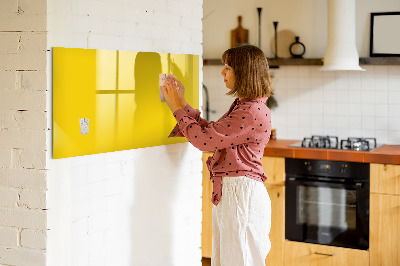 Pizarra magnética de pared con rotulador Un tablero colorido para notas y fotos.