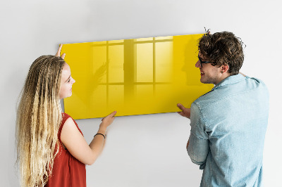 Pizarra magnética de pared con rotulador Un tablero colorido para notas y fotos.