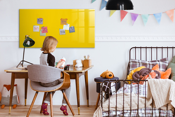 Pizarra magnética de pared con rotulador Un tablero colorido para notas y fotos.