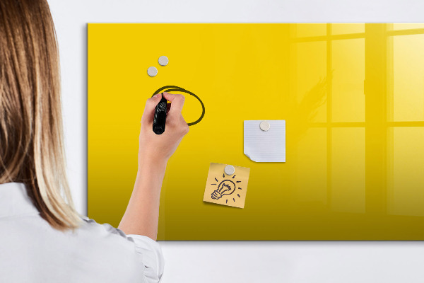 Pizarra magnética de pared con rotulador Un tablero colorido para notas y fotos.