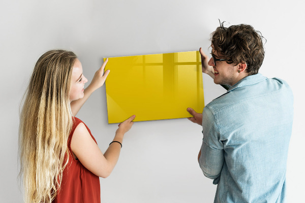 Pizarra magnética de pared con rotulador Un tablero colorido para notas y fotos.