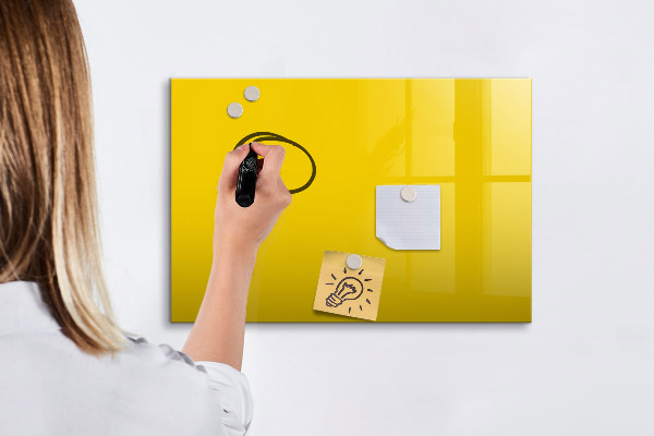 Pizarra magnética de pared con rotulador Un tablero colorido para notas y fotos.