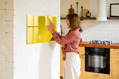 Pizarra magnética de pared con rotulador Un tablero colorido para notas y fotos.