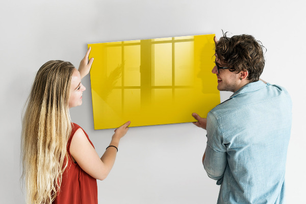 Pizarra magnética de pared con rotulador Un tablero colorido para notas y fotos.